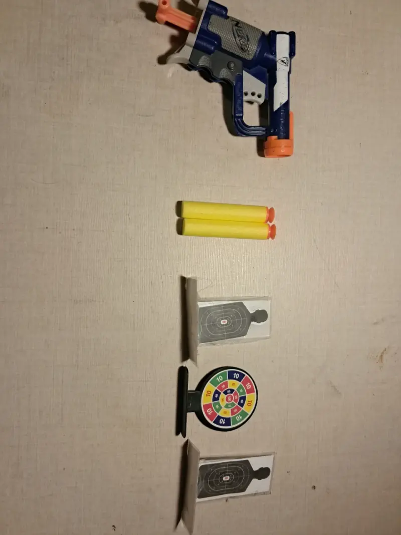 Pistola de juguete Nerf con dardos y blancos - 1