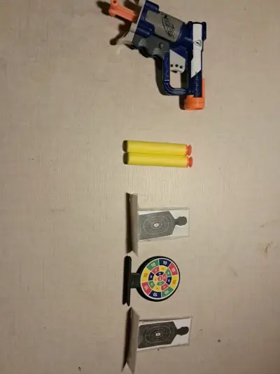 Pistola de juguete Nerf con dardos y blancos - miniatura 1