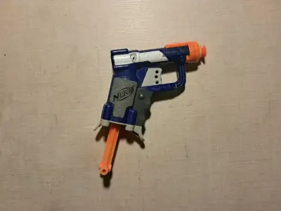 Pistola de juguete Nerf con dardos y blancos - miniatura 3