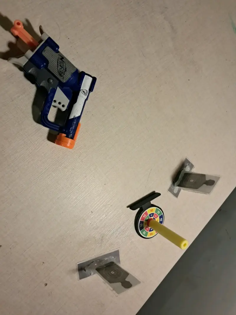 Pistola de juguete Nerf con dardos y blancos - 5