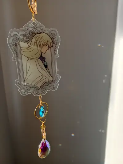 Colgante decorativo con cristal y diseño anime - miniatura 2