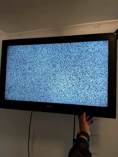 Televisor LG de pantalla plana 32 pulgadas LCD - miniatura 1