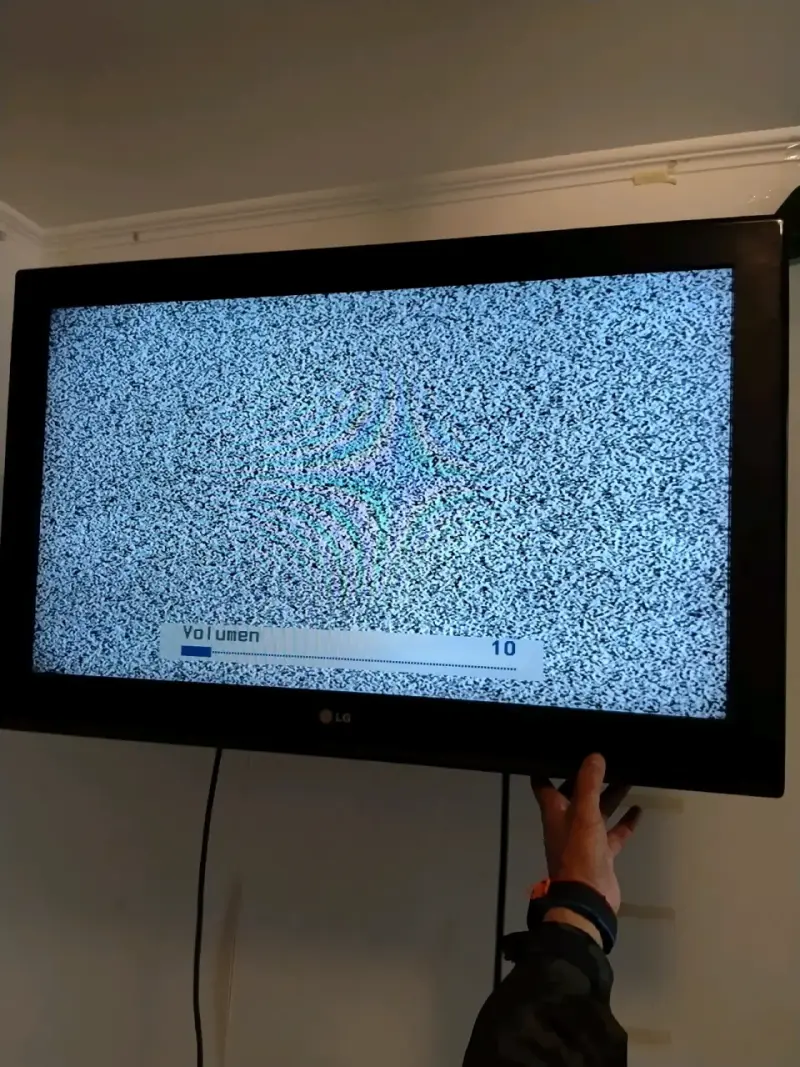 Televisor LG de pantalla plana 32 pulgadas LCD - 2
