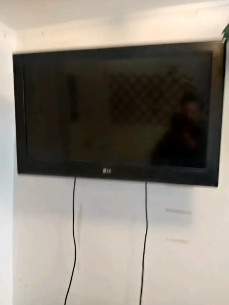 Televisor LG de pantalla plana 32 pulgadas LCD - 3