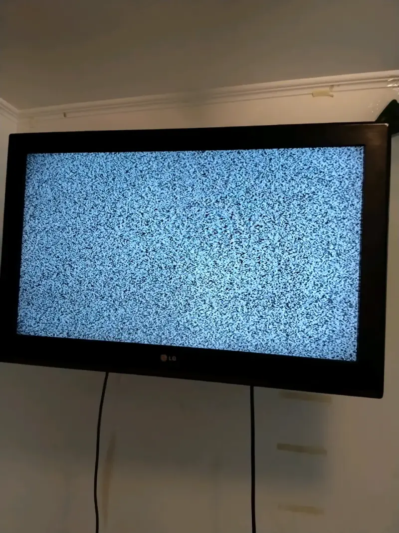 Televisor LG de pantalla plana 32 pulgadas LCD - 4