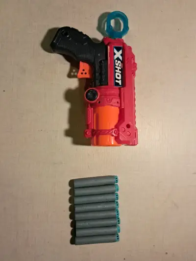 Pistola de juguete x-shot con 8 dardos - miniatura 1