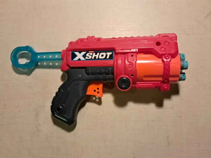 Pistola de juguete x-shot con 8 dardos - 2