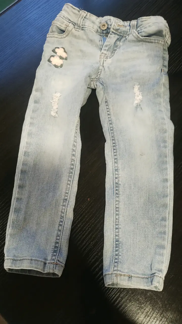 Jeans de niña con flores bordadas