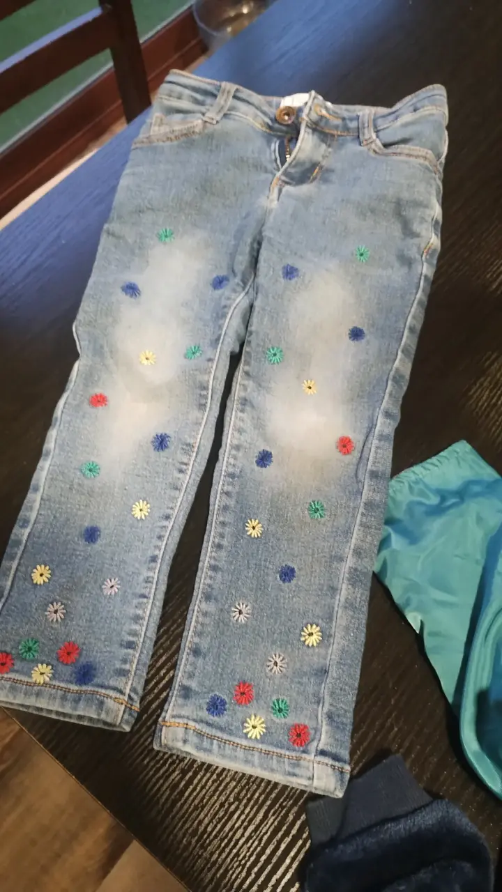 Jeans de mezclilla con flores bordadas para niños