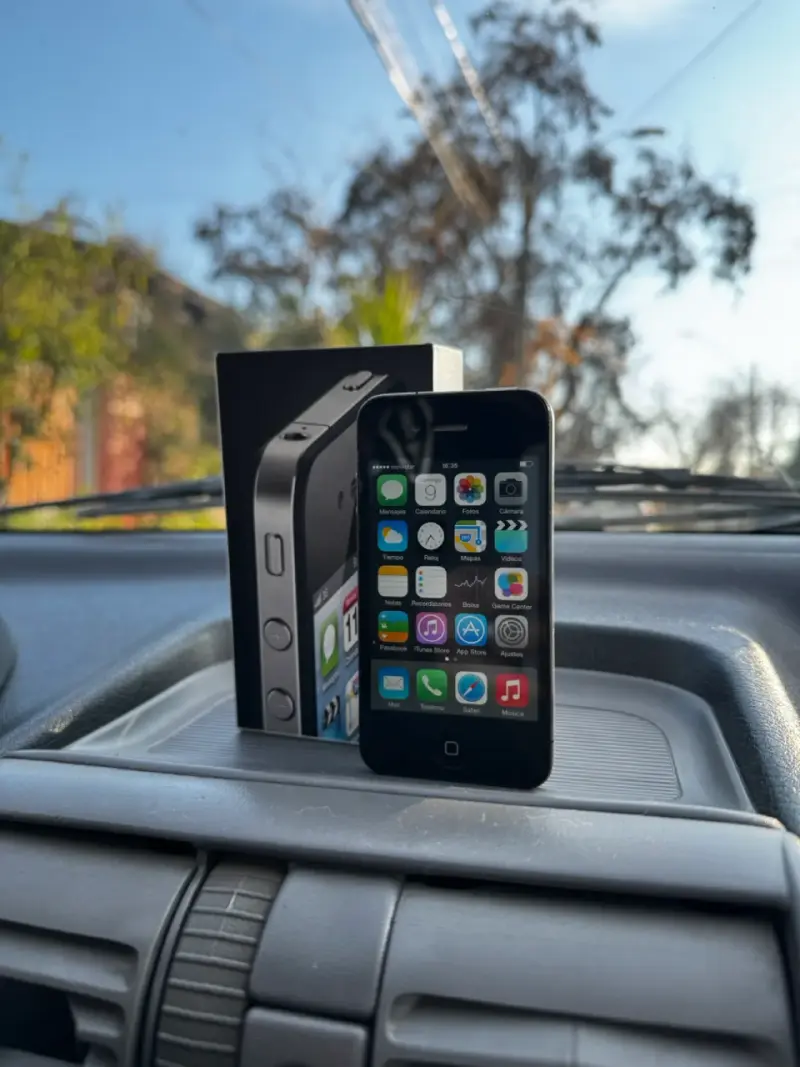 iPhone 4 en buen estado con caja original - 1