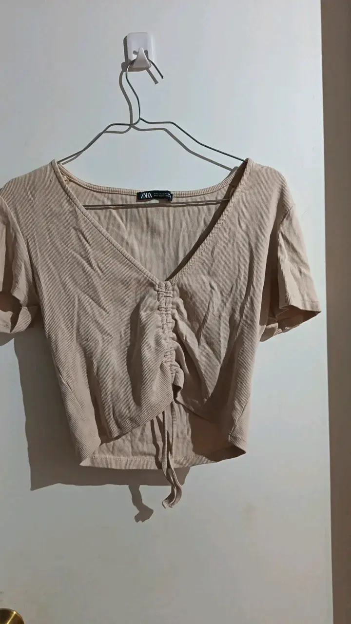 Polera beige con fruncido Zara