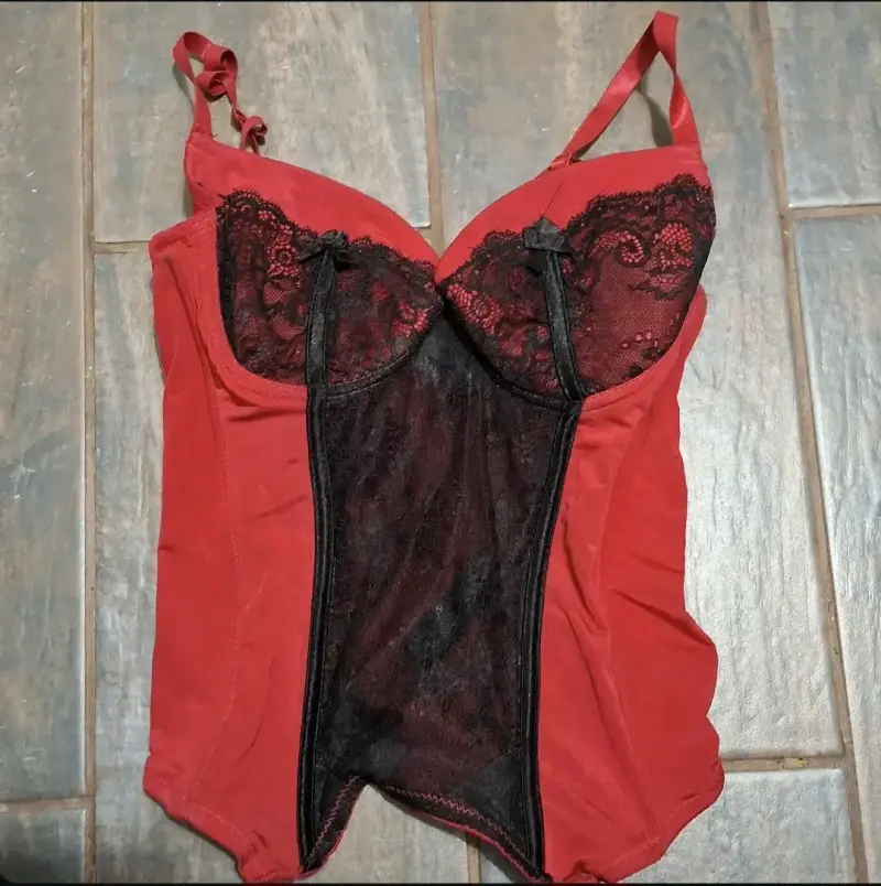 Corset rojo con encaje negro para mujer
