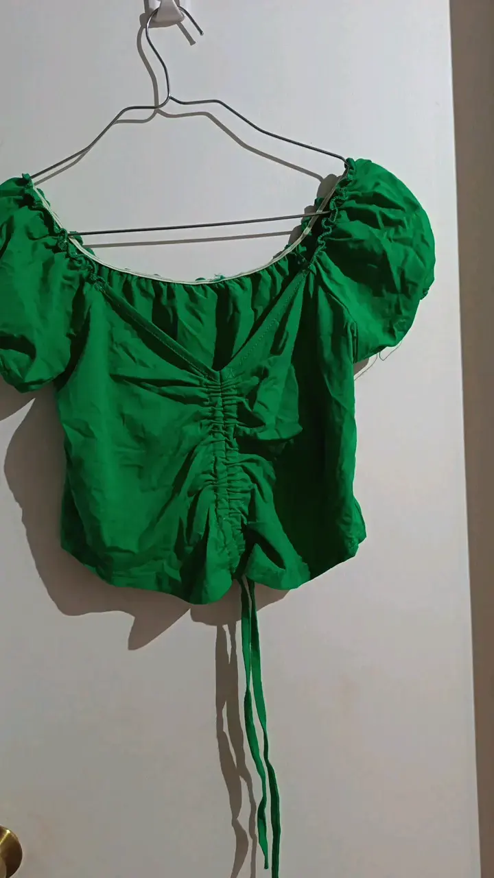 Blusa verde con diseño fruncido para mujer