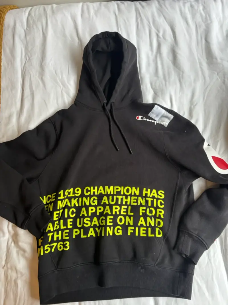 Polerón Champion negro con amarillo