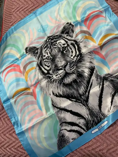 Pañuelo tipo seda con diseño de tigre - miniatura 1