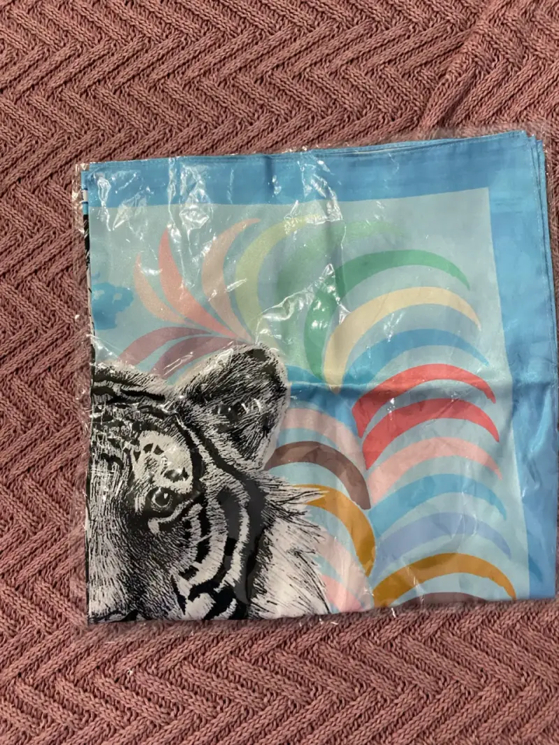 Pañuelo tipo seda con diseño de tigre - 2