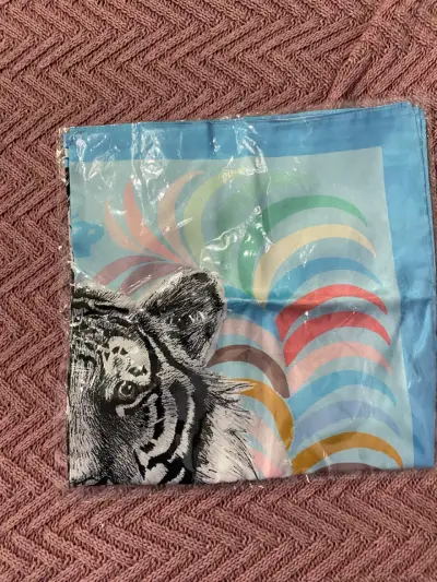 Pañuelo tipo seda con diseño de tigre - miniatura 2