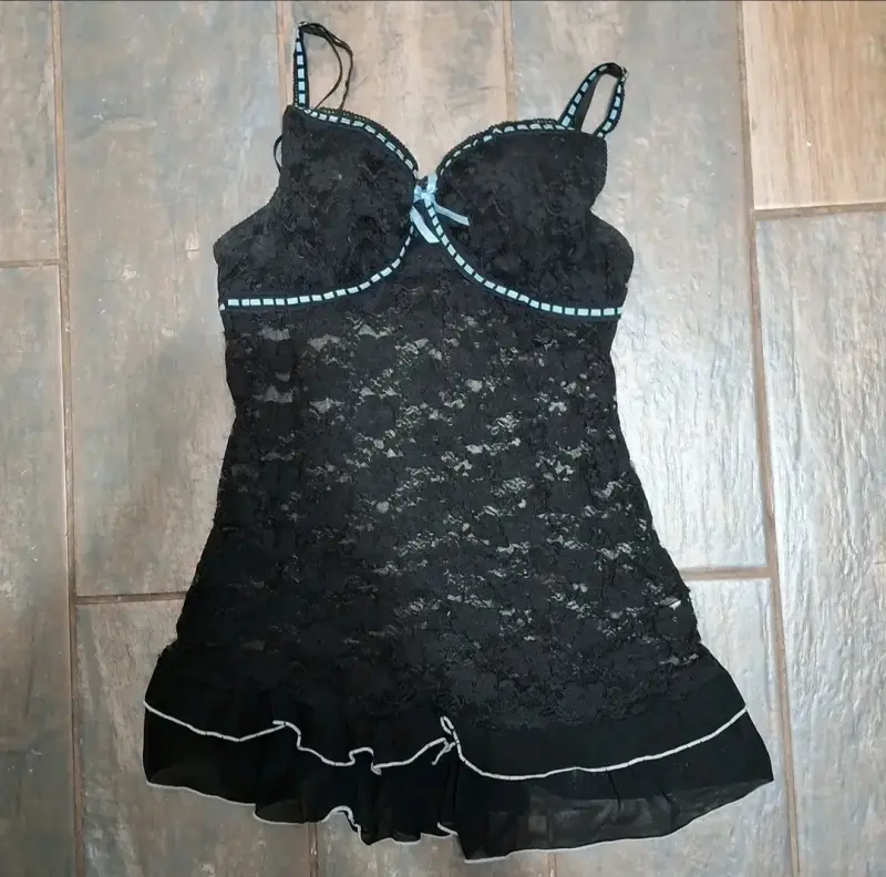 Babydoll de encaje negro con detalles azules