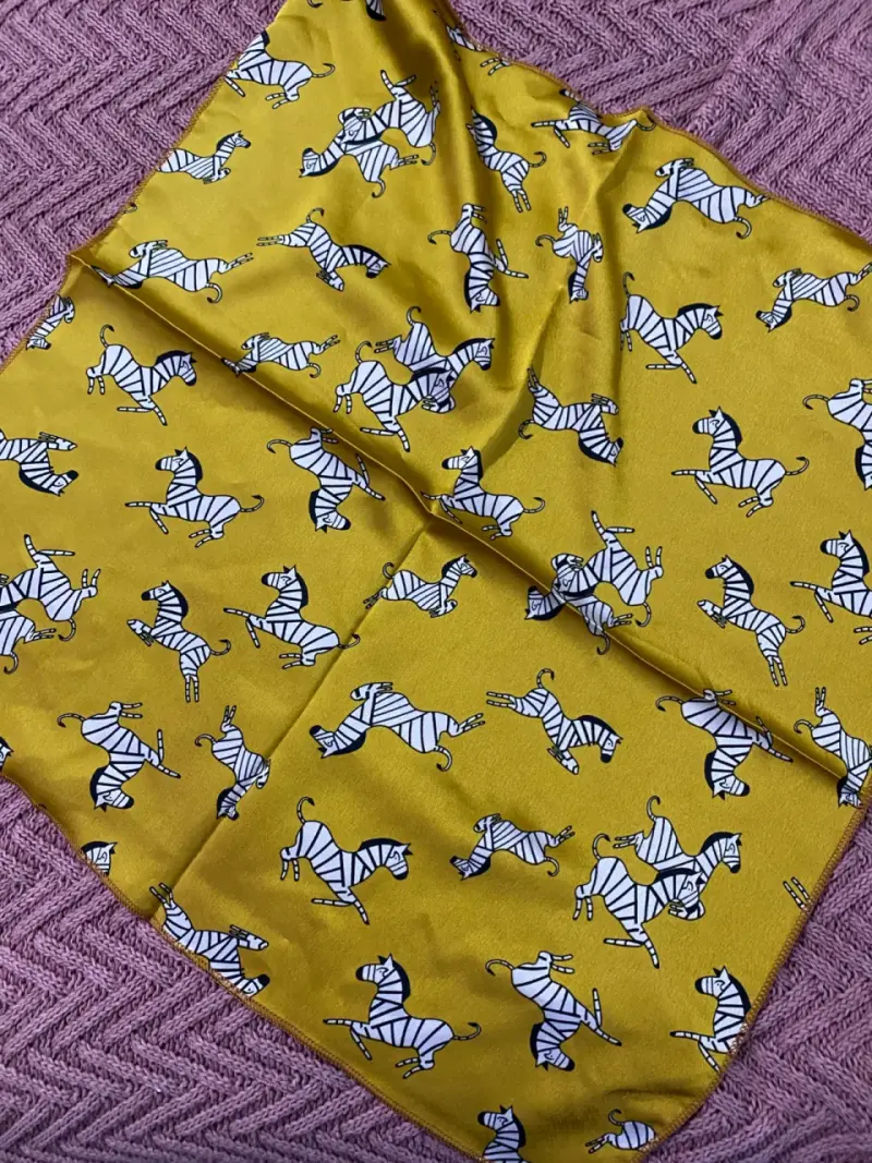 Pañuelo amarillo con diseño de cebras - 1