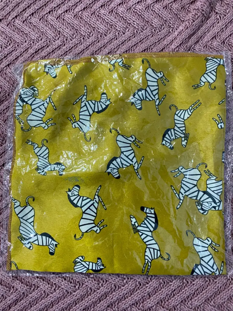 Pañuelo amarillo con diseño de cebras - 2