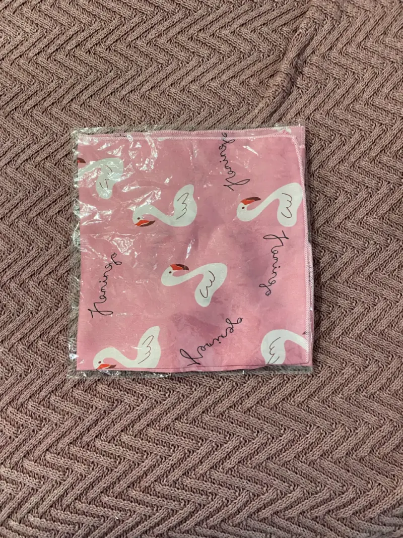 Pañuelo rosa con diseño de flamencos - 2