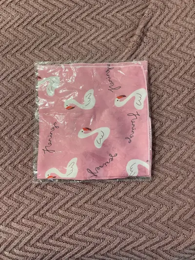 Pañuelo rosa con diseño de flamencos - miniatura 2
