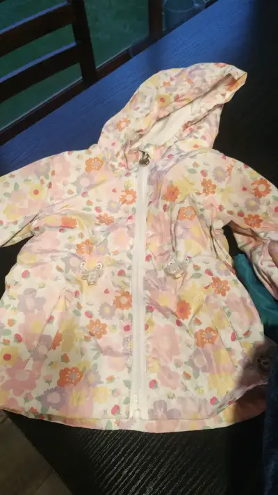 Chaqueta impermeable para niña con capucha - miniatura 1