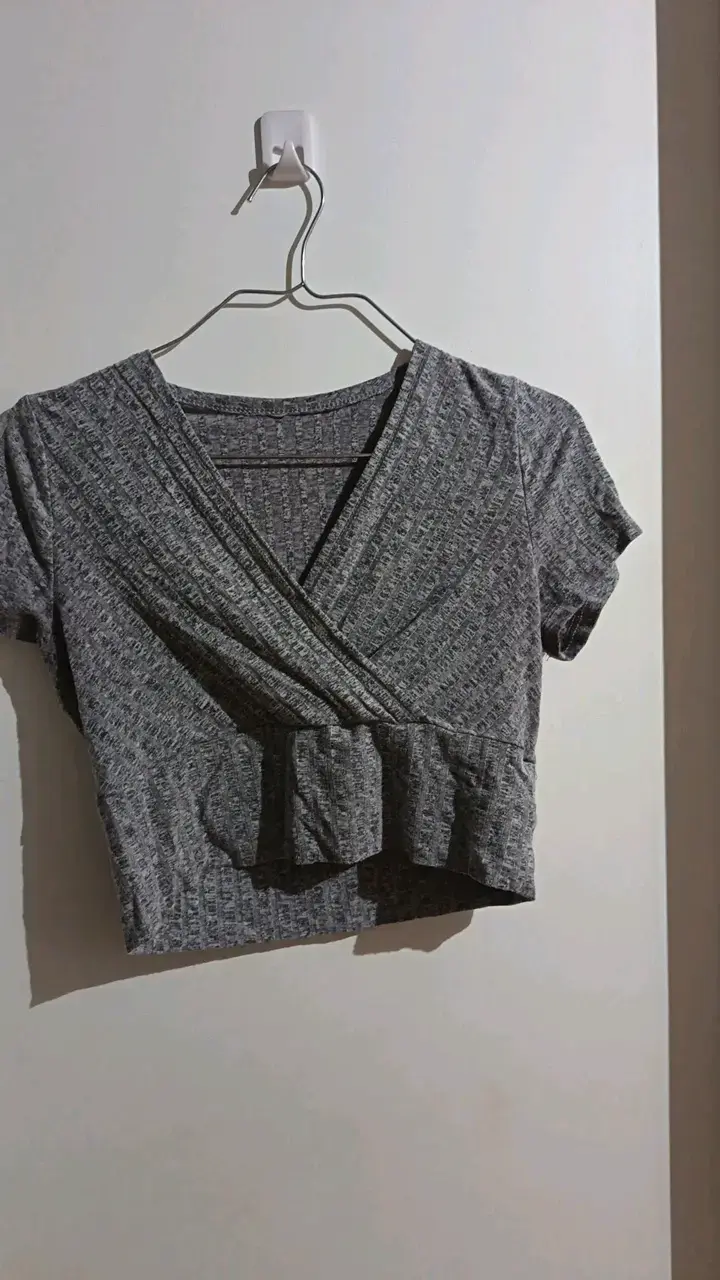 Top gris de manga corta con diseño cruzado