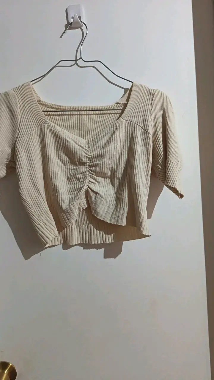 Top corto beige con fruncido