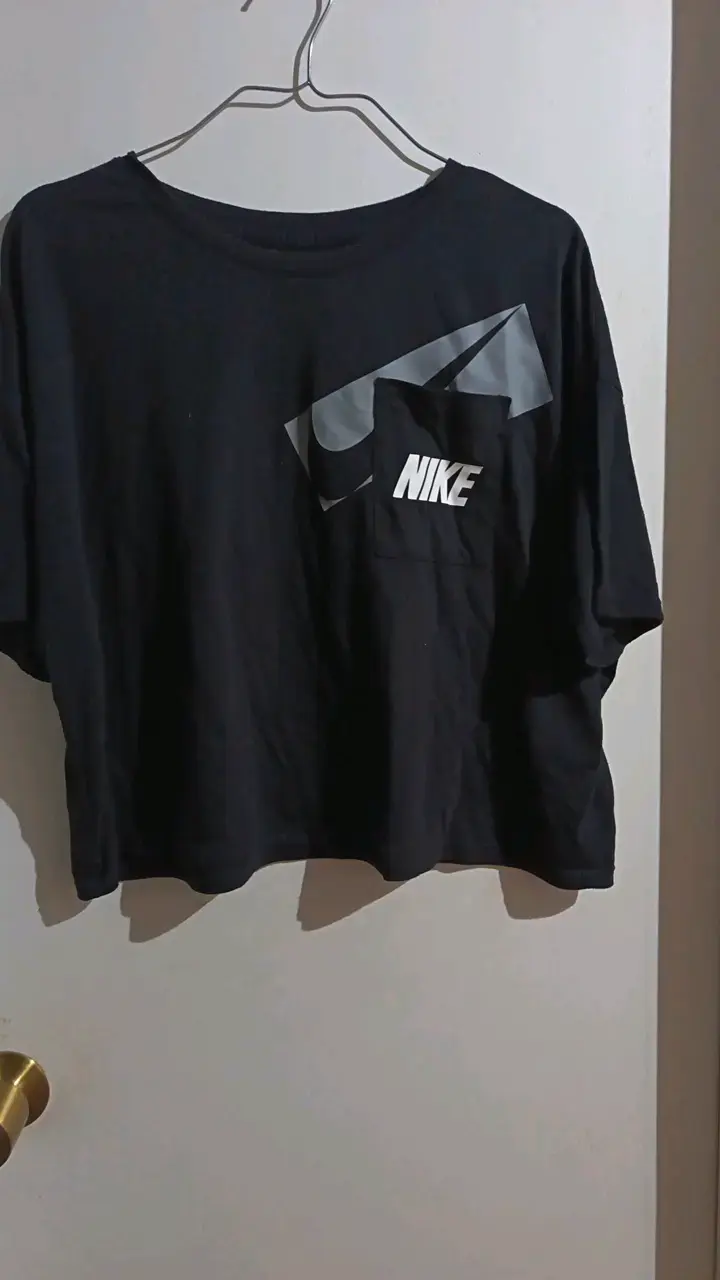 Polera Nike negra con logo grande