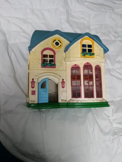 Casa de muñecas de juguete - miniatura 1