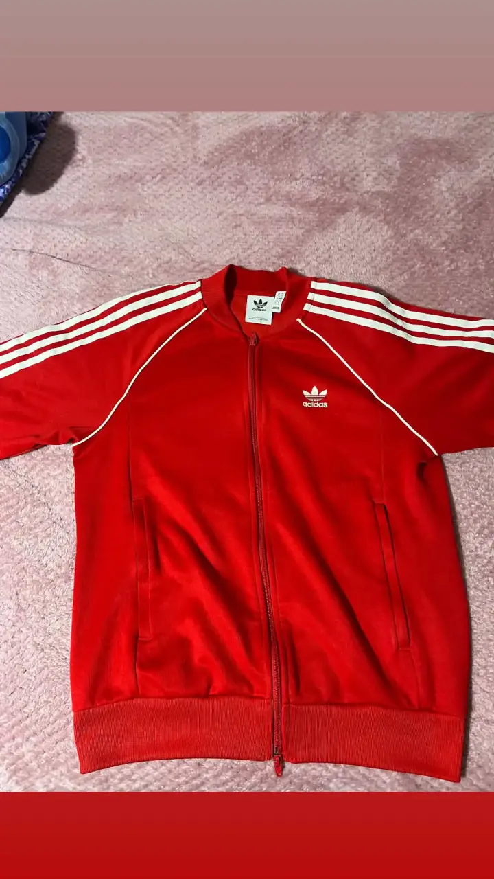 Chaqueta deportiva roja Adidas con cierre