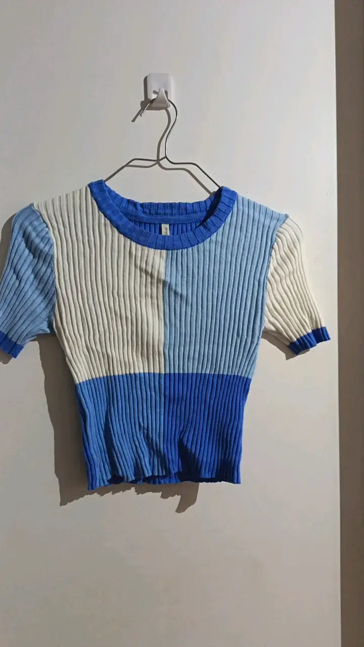 Polera de punto a rayas azul y blanca