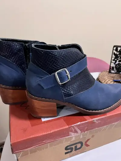 Botines de cuero azul con hebilla y tacón de madera - miniatura 1