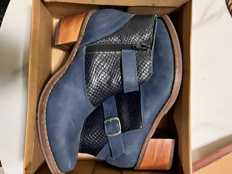 Botines de cuero azul con hebilla y tacón de madera - 2