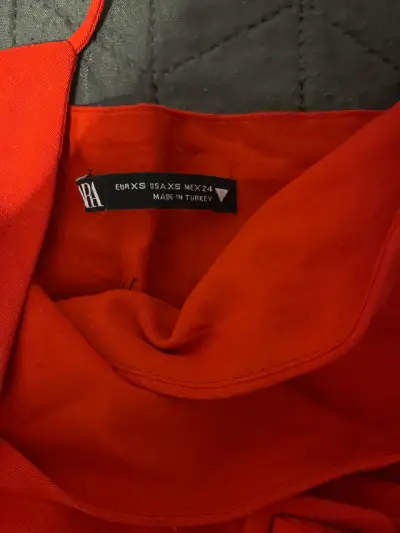 Vestido rojo con cinturón ajustable ZARA - miniatura 2