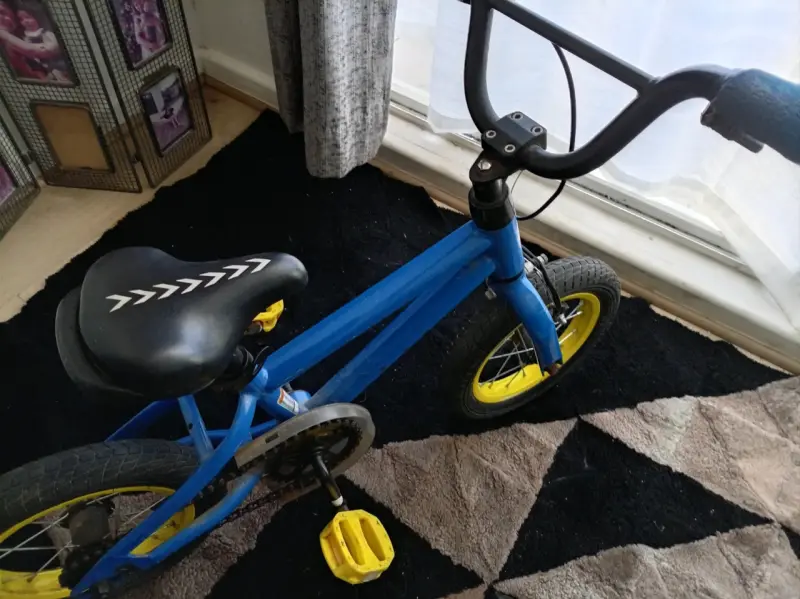 Bicicleta infantil azul con ruedas amarillas - 1