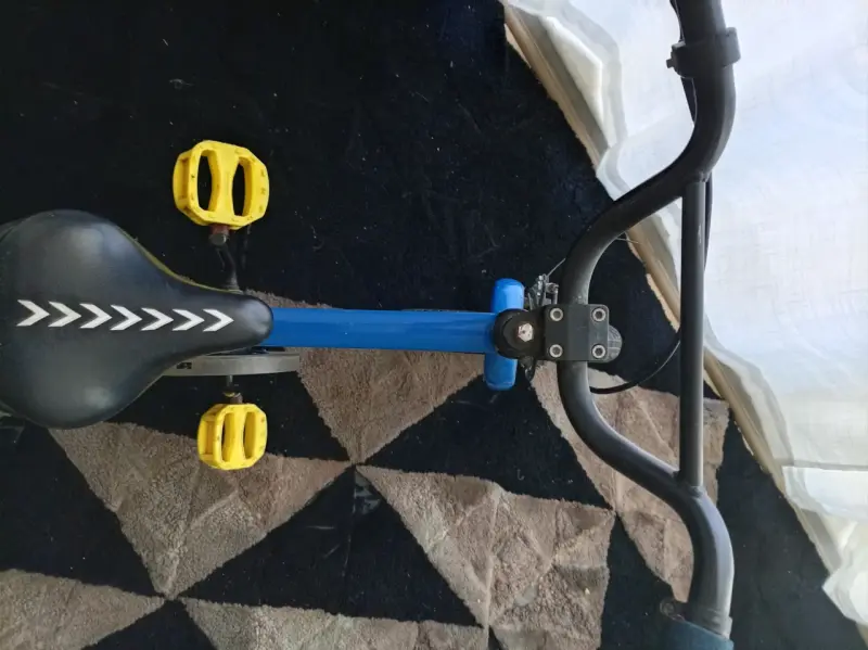 Bicicleta infantil azul con ruedas amarillas - 2