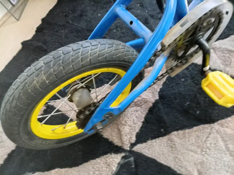 Bicicleta infantil azul con ruedas amarillas - 3