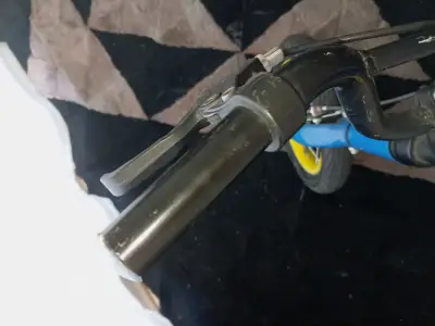 Bicicleta infantil azul con ruedas amarillas - miniatura 4