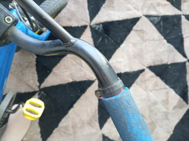 Bicicleta infantil azul con ruedas amarillas - 5