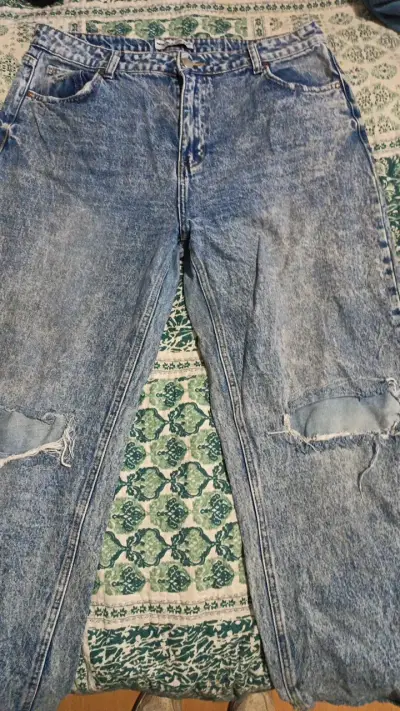Jeans de mezclilla desgastados para hombre - miniatura 1