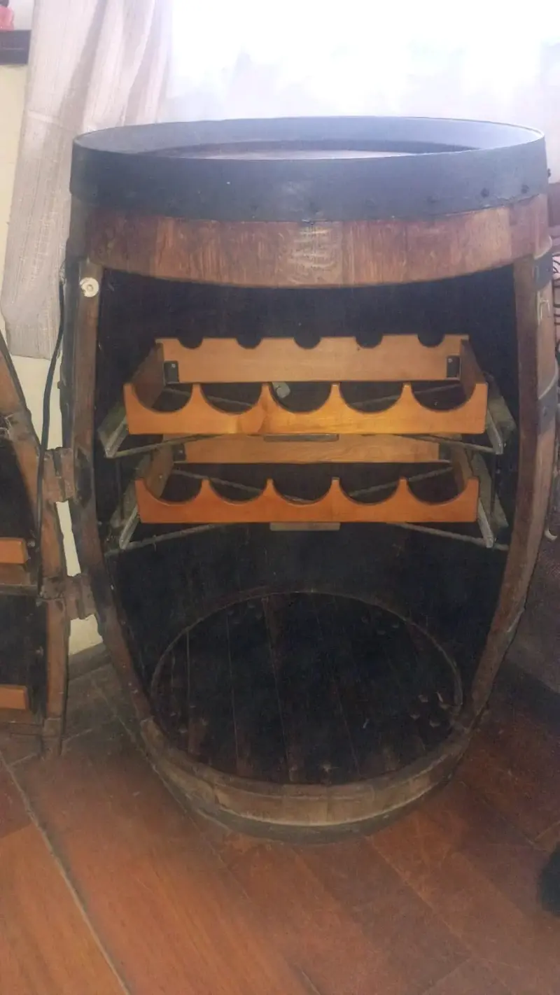 Barril de madera con estantes para vinos - 1