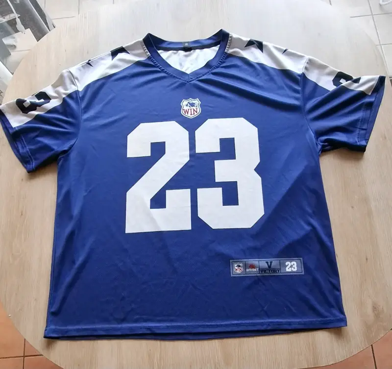 Camiseta deportiva azul número 23