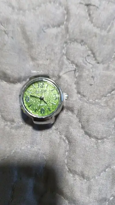 Reloj de anillo con esfera verde brillante - miniatura 1