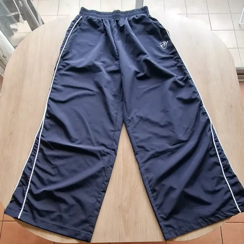 Pantalones deportivos azul marino con franjas