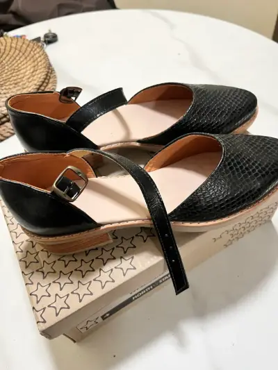 Zapatos de mujer negros con textura y hebilla - miniatura 1