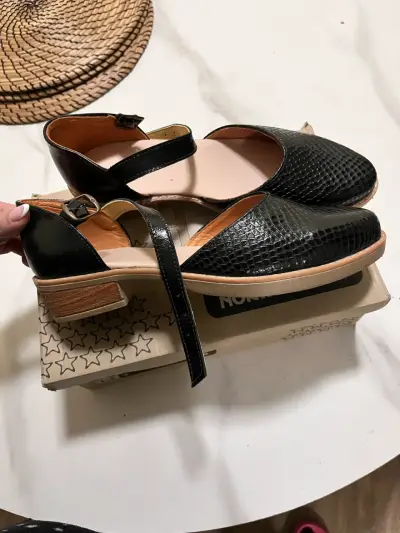 Zapatos de mujer negros con textura y hebilla - miniatura 2