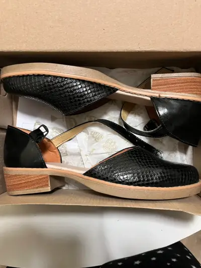 Zapatos de mujer negros con textura y hebilla - miniatura 3