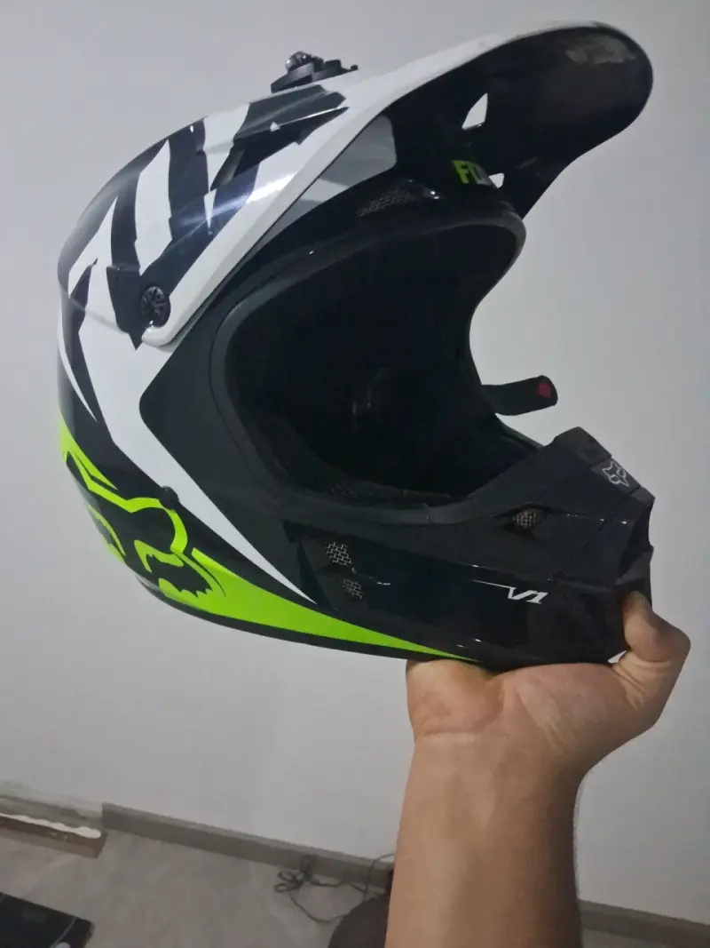 Casco de motocross Fox V1 con diseño llamativo - 1